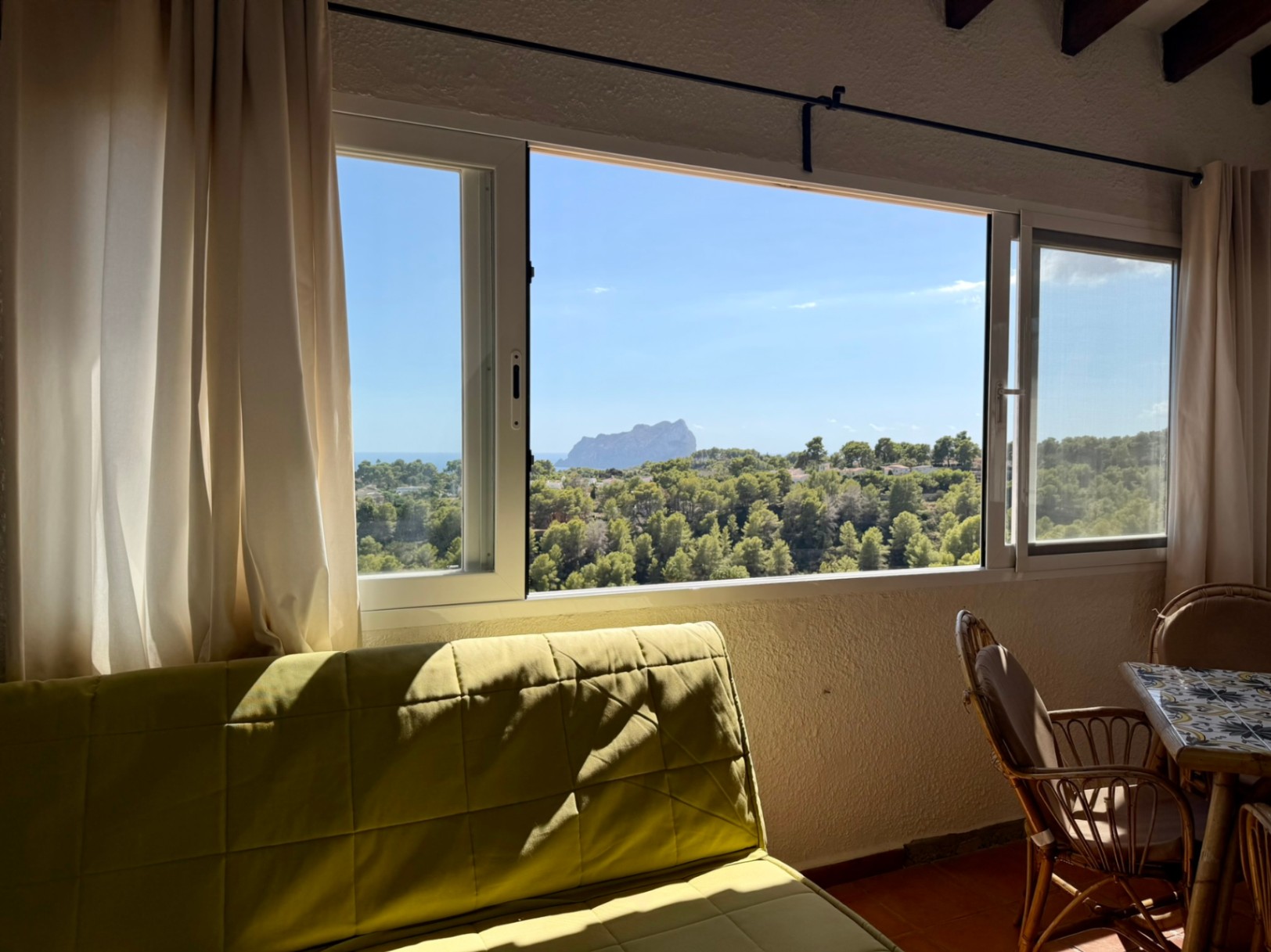 Apartamento de 1 dormitorio con impresionantes vistas al mar y al Peñón de Ifach en Benissa