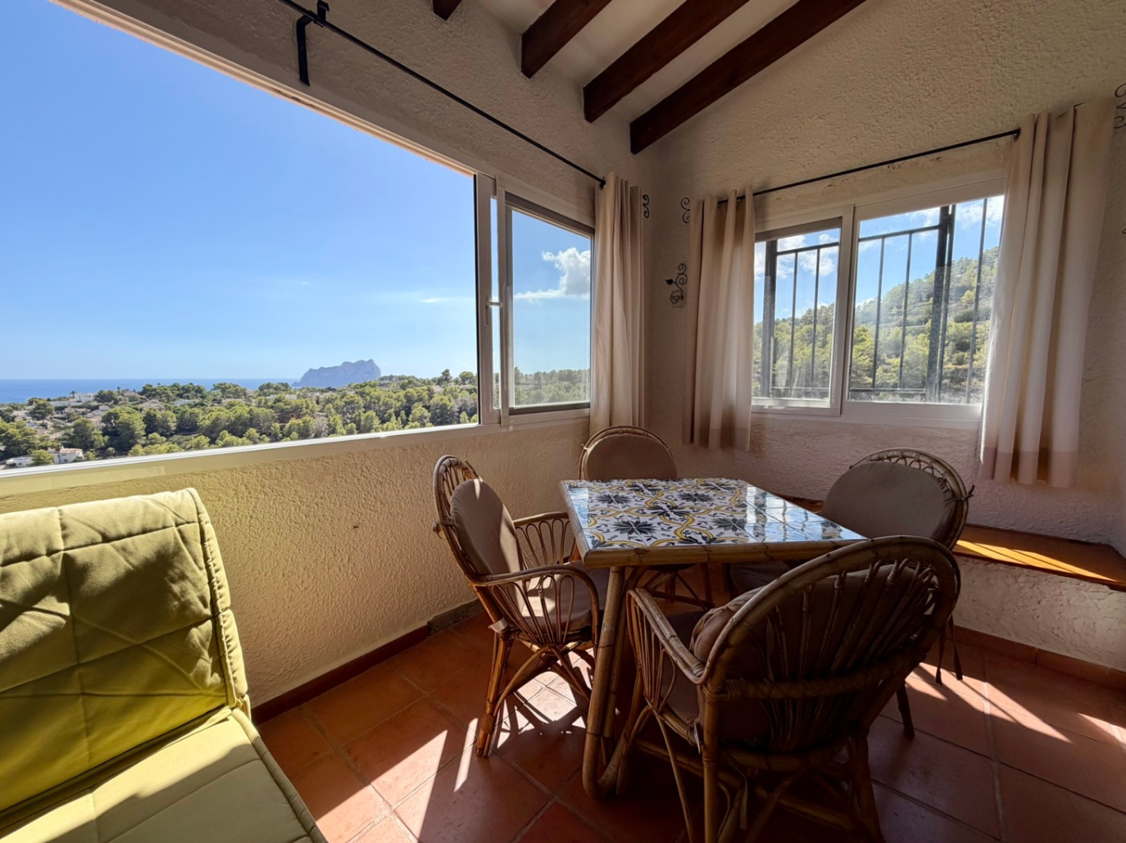 Apartamento de 1 dormitorio con impresionantes vistas al mar y al Peñón de Ifach en Benissa