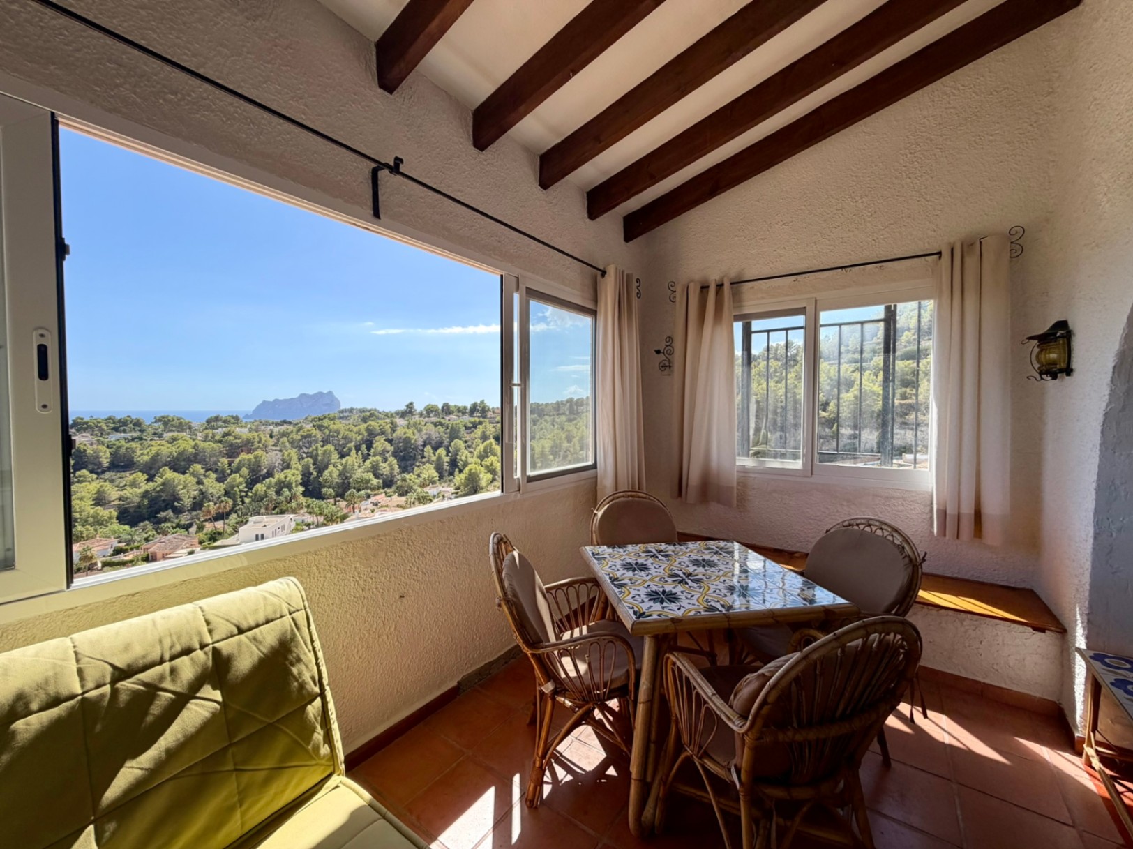 Apartamento de 1 dormitorio con impresionantes vistas al mar y al Peñón de Ifach en Benissa