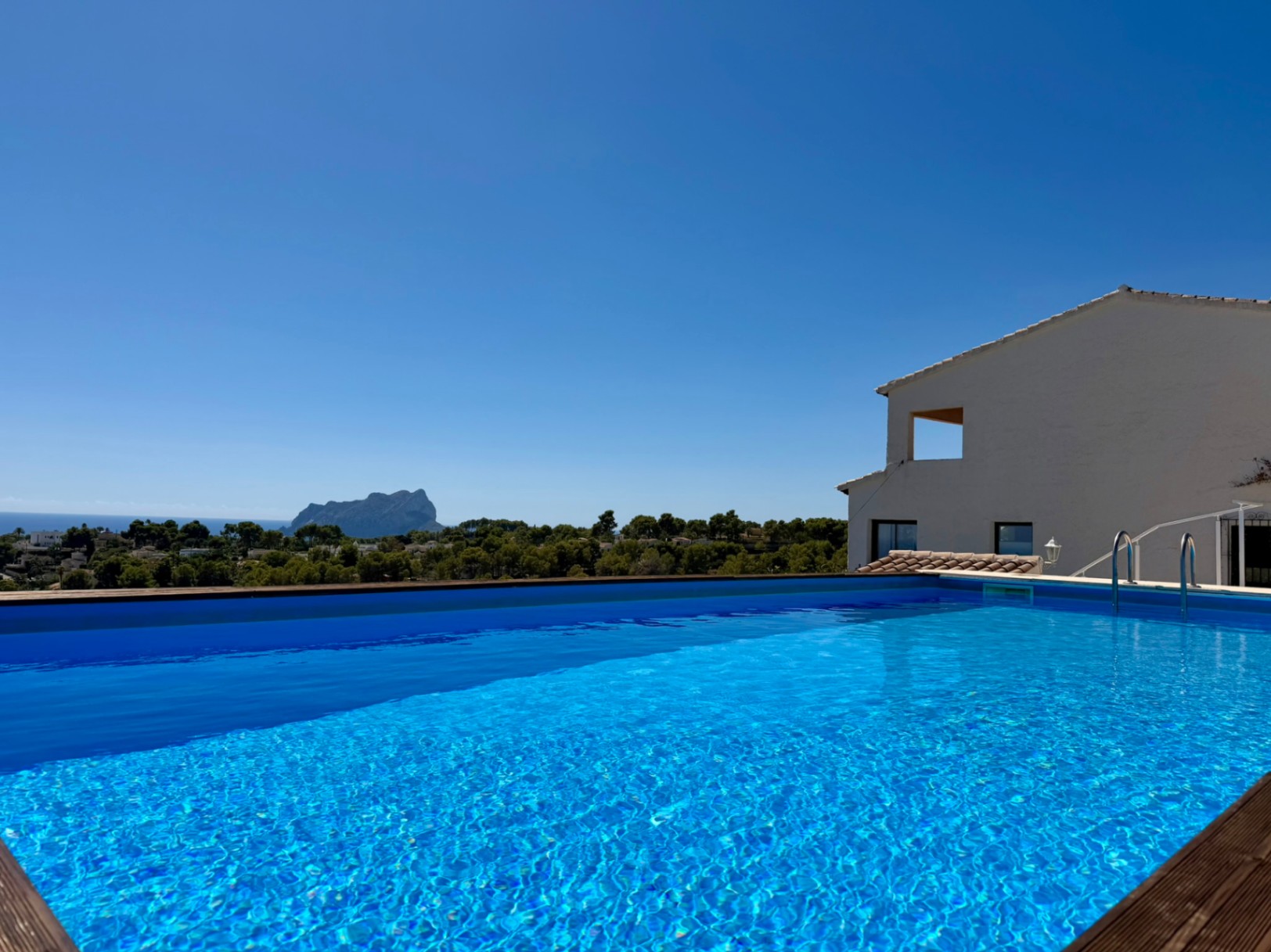 Apartamento de 1 dormitorio con impresionantes vistas al mar y al Peñón de Ifach en Benissa