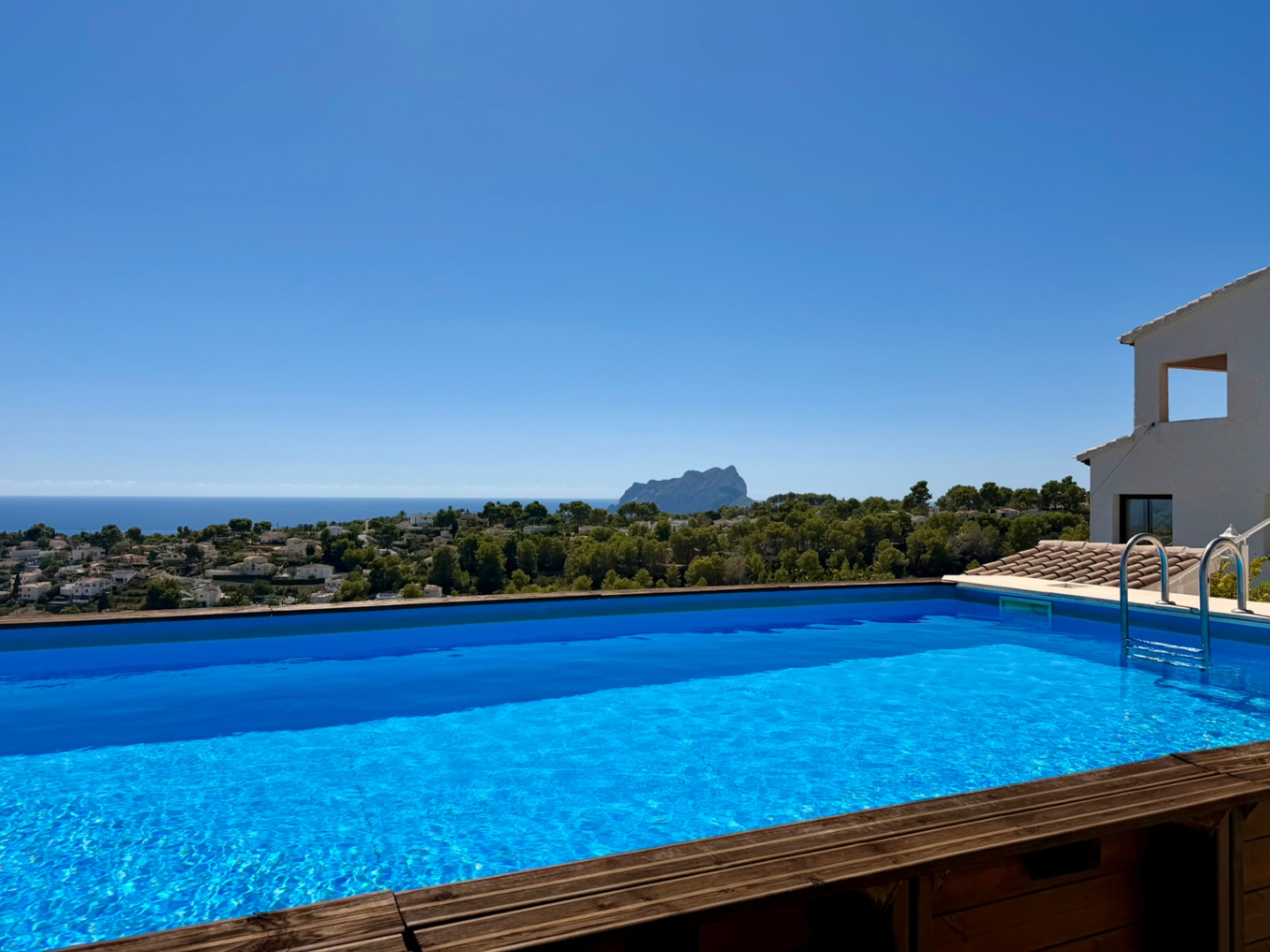Apartamento de 1 dormitorio con impresionantes vistas al mar y al Peñón de Ifach en Benissa